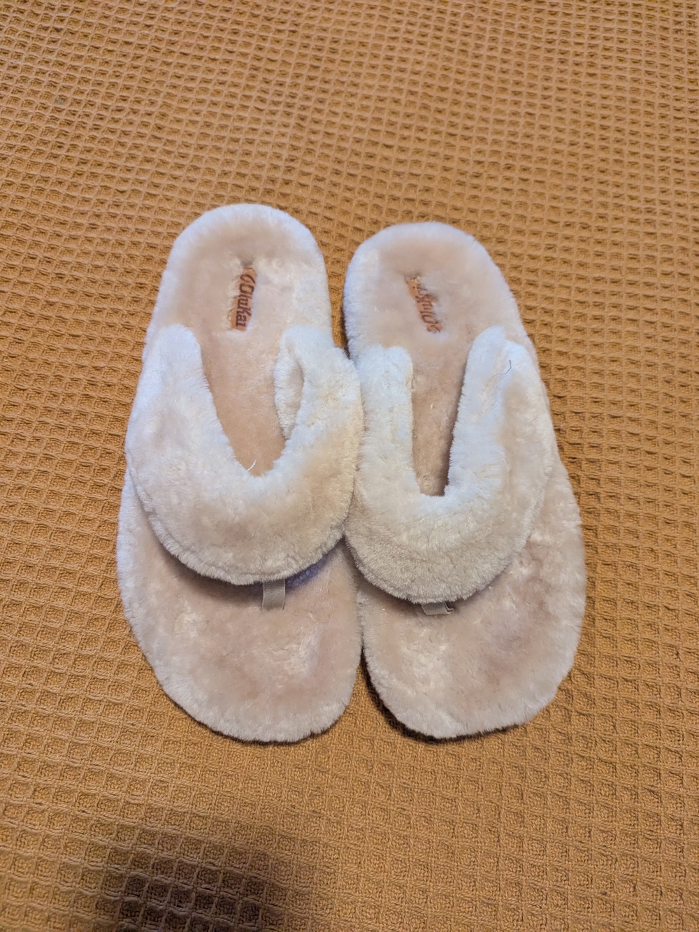 OluKai Women's Plush Flip-Flop Slippers - Cream, 10